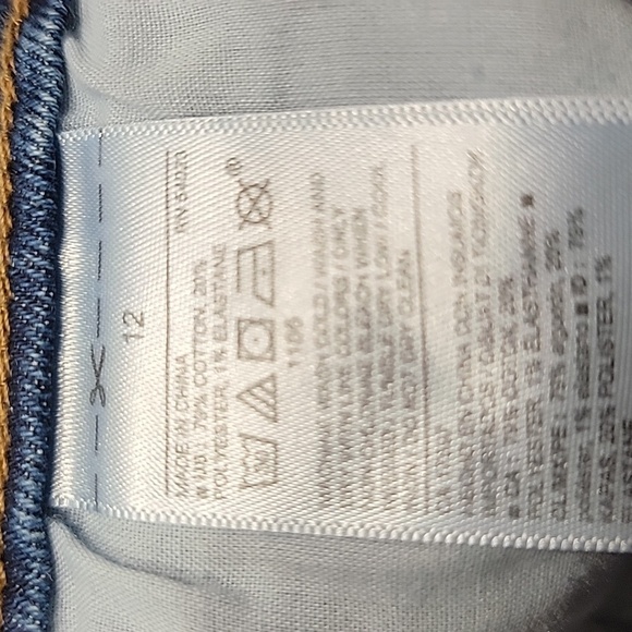 Old Navy Size 12 Medium Wash Blue Denim Rolled Cuff Jean Shorts, Gently Used - Picture 10 of 10